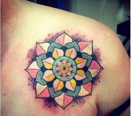 女生肩膀处漂亮流行的花卉图腾纹身图片