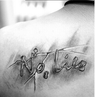 男生肩部好看的水滴英文文字纹身图图片