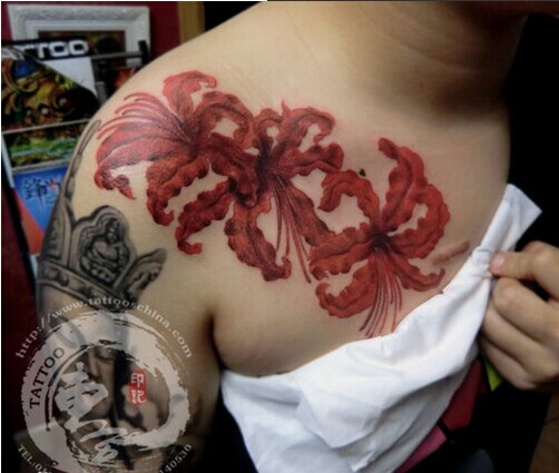 性感女生胸部漂亮精美的彼岸花纹身图图片
