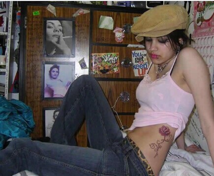 欧美非主流女生腰部漂亮的玫瑰花纹身图片