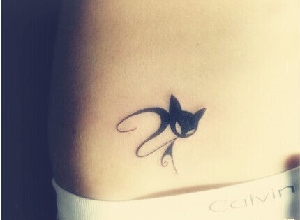 腰部唯美清新可爱猫咪纹身图图片