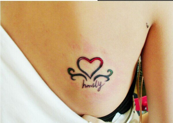 美女胸部漂亮清晰的爱心英文纹身图图片