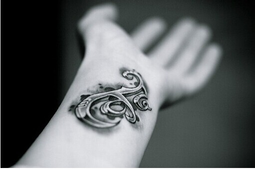手部漂亮经典的图案纹身图片