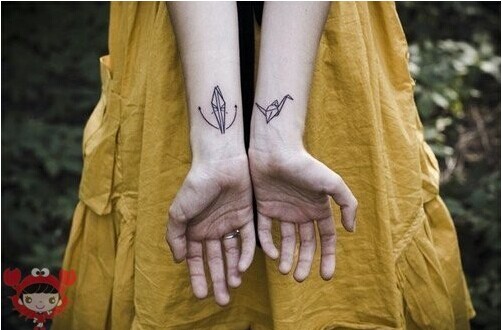 女生手部经典经典的千纸鹤纹身图图片