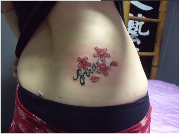 女生腰部唯美性感英文花瓣纹身图图片缩略频道推荐图