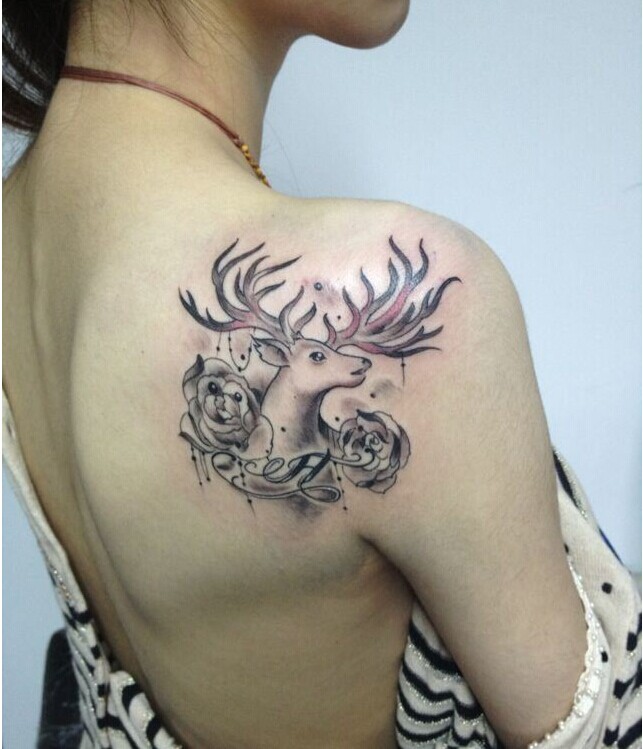 女性肩背羚羊玫瑰花纹身图案图片