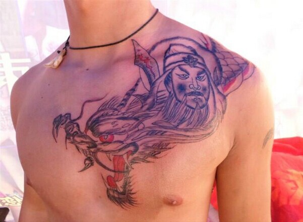 肩部经典漂亮的关公擒龙纹身图图片