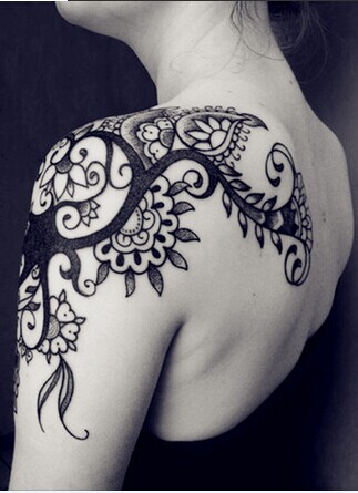 美女肩部漂亮唯美的花藤图腾纹身图片