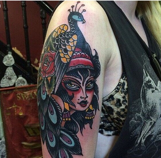 手臂孔雀女郎纹身图案欣赏图片