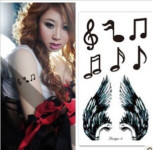 漂亮女生肩部清新唯美音乐符纹身图片