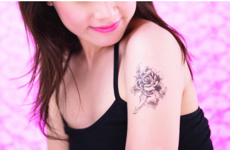 美女脸带桃花性感手臂纹身图案图片