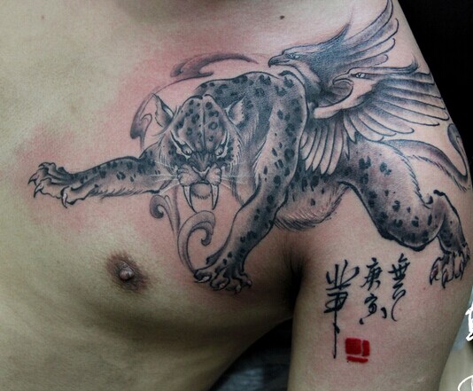 男生肩部霸气凶恶飞天豹子纹身图图片