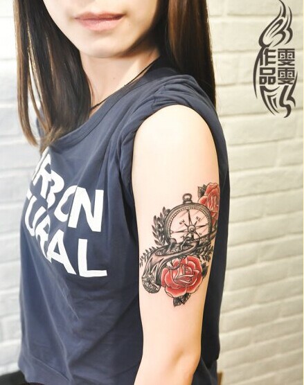 手臂多元素指南针玫瑰花手枪纹身作品图片