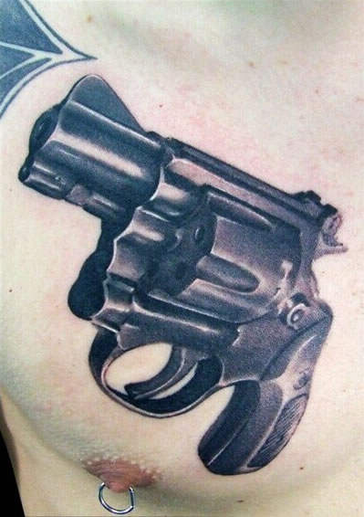 胸部上威力无穷的手枪纹身图图片