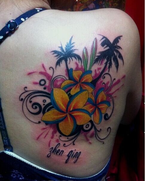 漂亮美女肩部好看的彩色花卉风景纹身图片