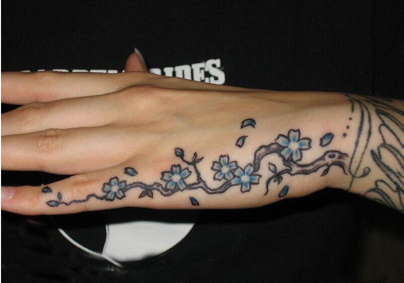 女生芊芊玉手处漂亮唯美的风景花藤纹图片