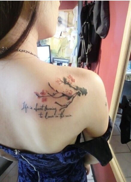 漂亮美女肩部唯美漂亮的梅花英文纹身图片