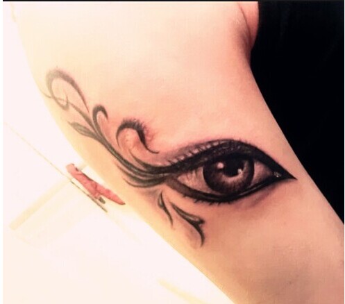 男生肩部唯美好看的眼睛纹身图片