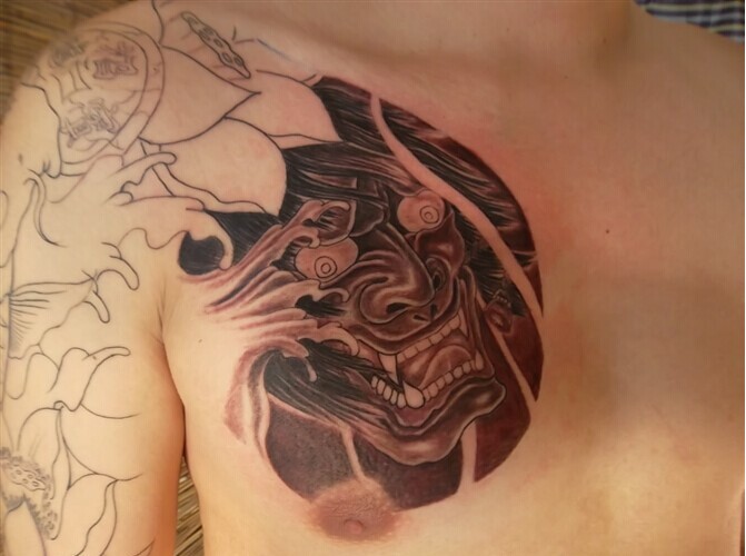 肩部经典简单的恶魔纹身图案图片