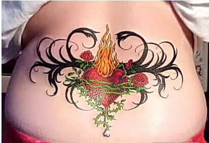 漂亮美女腰部性感漂亮的心型花藤纹身图片