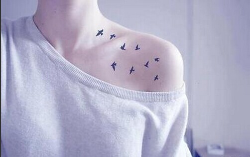 清纯美女肩部清新漂亮的小鸟纹身图案图片