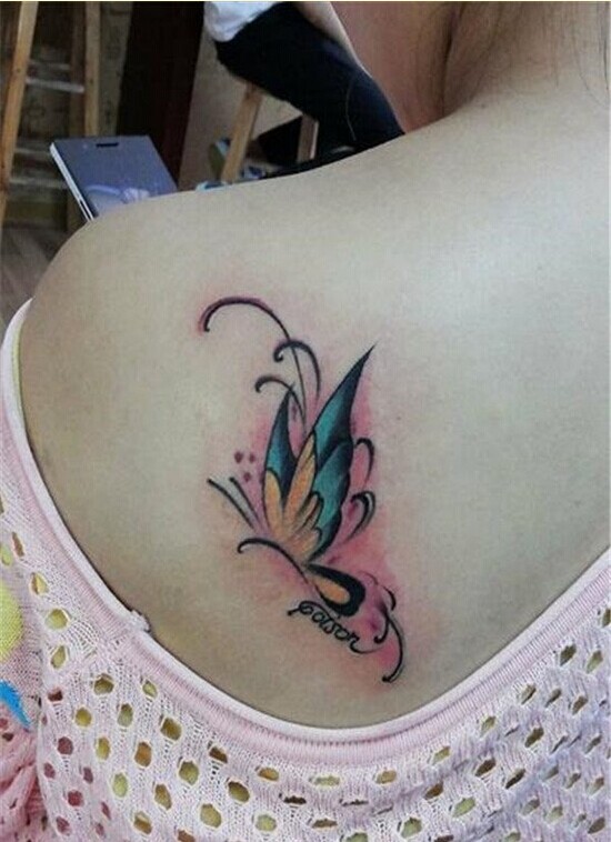 美女肩背彩色蝴蝶纹身图案欣赏图片
