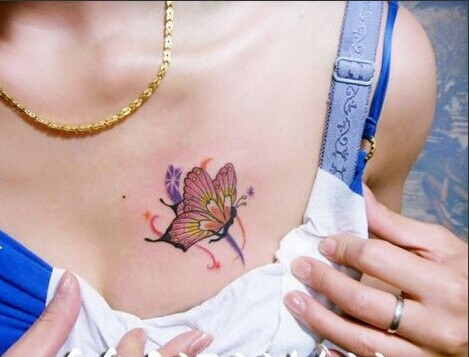 漂亮女生胸部精美性感的花蝴蝶纹身图图片缩略频道推荐图