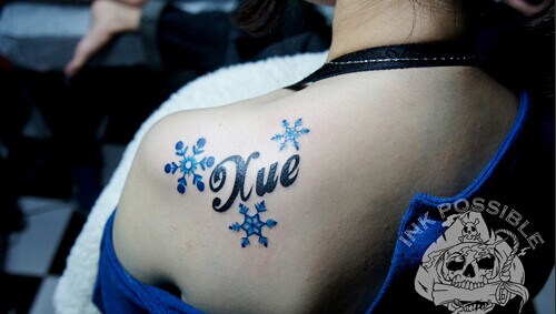 美女肩膀处精美漂亮的雪花与字母纹身图片