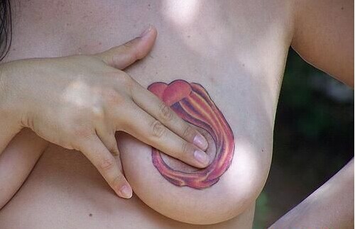 性感女生胸部经典的小喇叭纹身图 图片