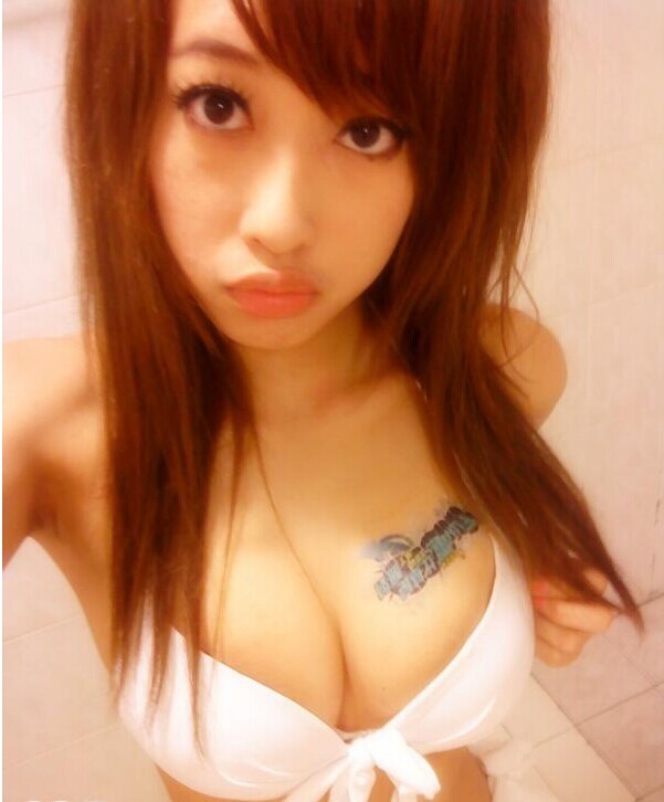 非主流大胸清纯妹妹胸部经典的浮雕图图片