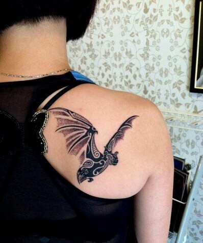 肩部经典漂亮的蝙蝠图腾纹身图案图片