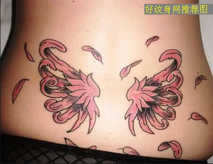 后腰由花瓣组成的翅膀图案纹身图片