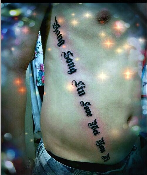 潮流男生侧身字母纹身图案图片