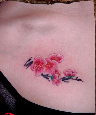 时尚美女胸部梅花纹身图案欣赏图片