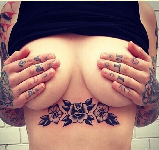 一组tattoo胸下风光的个性纹身图案欣图片