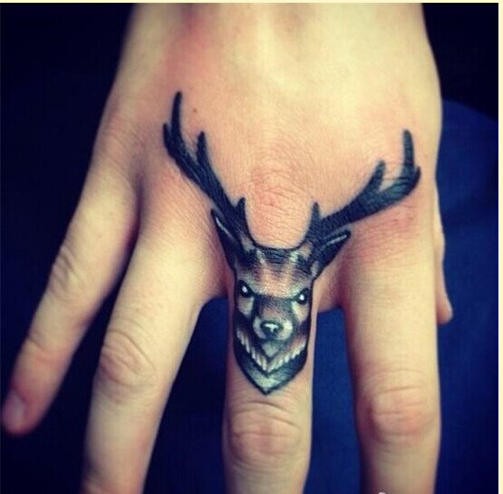 时尚女性手指羚羊纹身图案欣赏图片