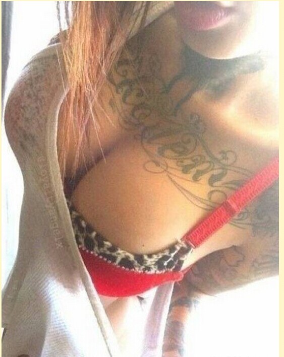 性感女性胸部花体字纹身图案图片