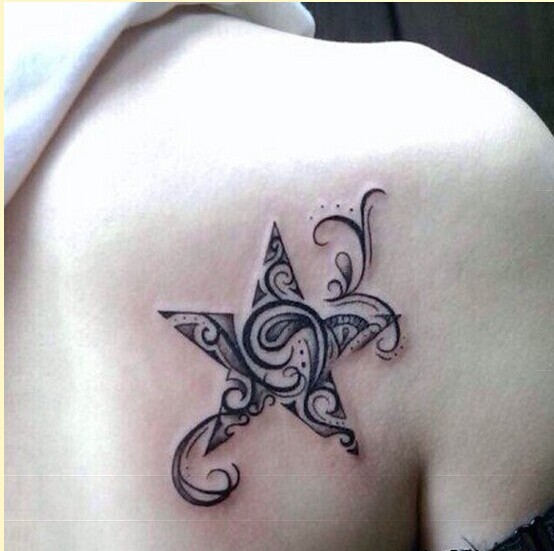 个性女性肩部五角星纹身图案欣赏图片