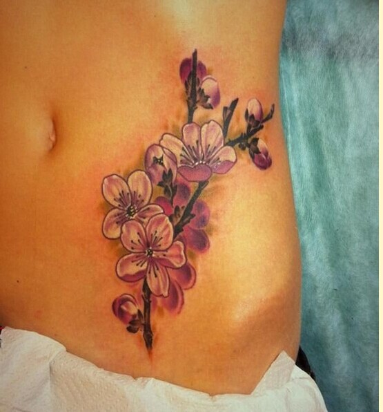 女生腹部时尚漂亮的梅花纹身图案欣赏图片