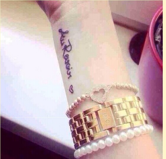 个性女性手腕字母纹身图案图片