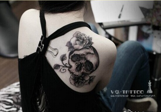 女性肩部个性黑灰骷髅头玫瑰花纹身图图片