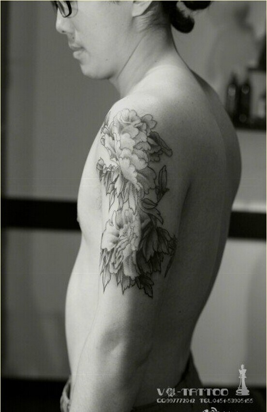 男性手臂时尚黑灰牡丹纹身图案图片