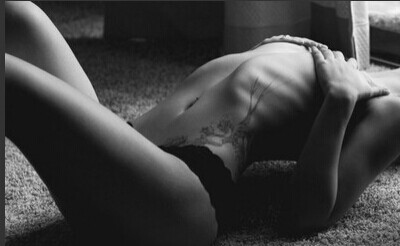 时尚美女腰部干枯的树枝纹身图片图片缩略频道推荐图