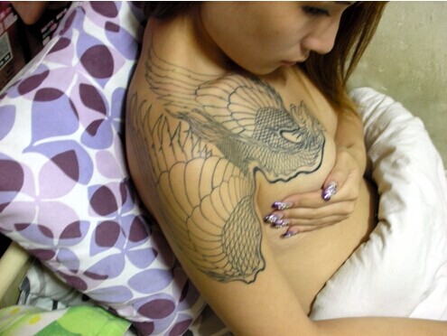 美女诱惑性感胸部纹身图案图片