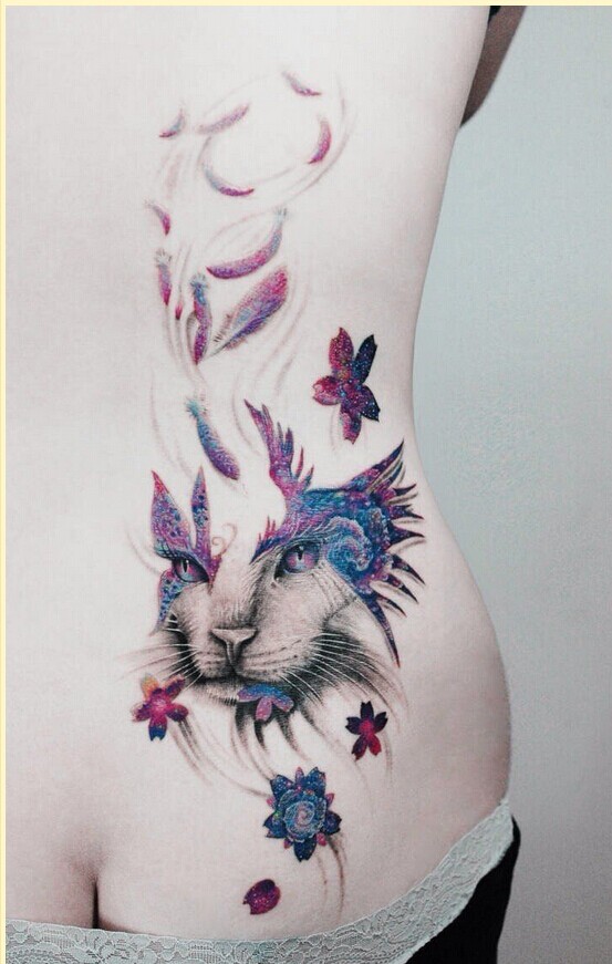 一款女性侧腰猫咪纹身图案推荐图片