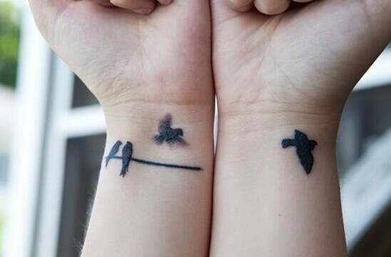 时尚女性手部平鸽纹身图案图片