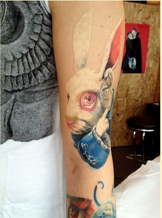 一款手臂时尚欣赏彩色兔子纹身图案图片