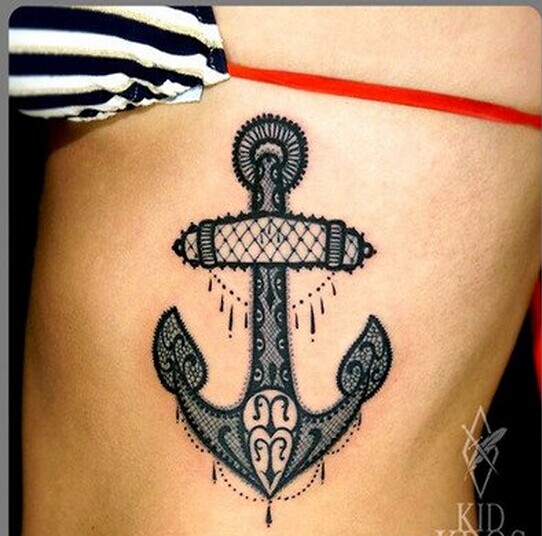 女性侧腰时尚船锚纹身图案推荐图片