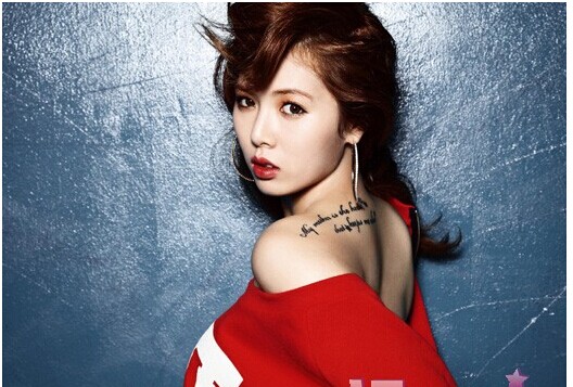 时尚靓丽美女后肩膀英文纹身图案图片