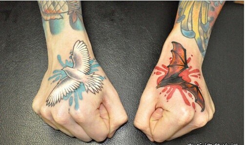 超帅的手部鸽子蝙蝠纹身图案图片